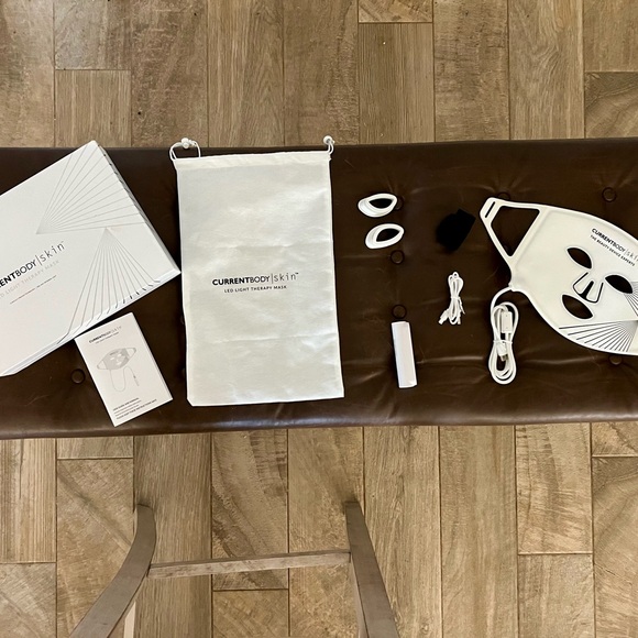 Currentbody Skin LED Red Light Therapy Mask - Picture 2 of 11